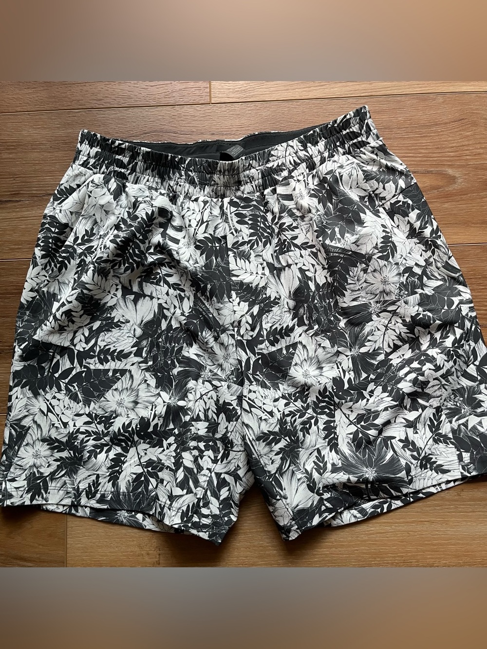 Lululemon Athletica M7AFYS Channel Cross 7” Lined Swim Shorts floral Medium
